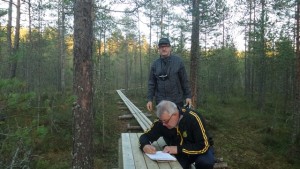 Puheenjohtaja Matti Näsi ja pitkäaikainen aktiivi ja ensimmäinen vihdeiden valtuutettu Kari Talasmäki pitospuilla Iso-Naistenjärvellä syyskuussa 2015